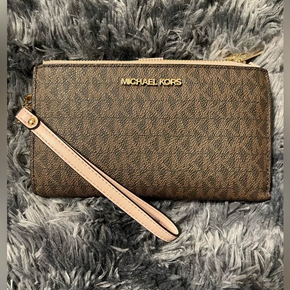 Michael Kors - Adele Logo Smartphone Wallet. Color : COLOR BRN/SFTPINK